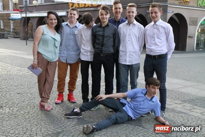 Zdjęcie w galerii na portalu naszraciborz.pl: Trzecioklasiści gimnazjum ZSOMS bawili się na komersie w Raciborskiej wiadomości z regionu