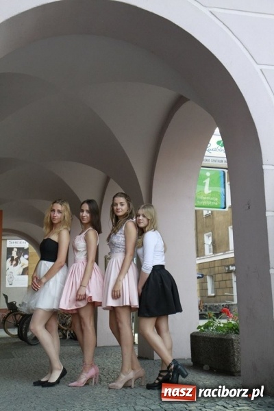 Zdjęcie w galerii na portalu naszraciborz.pl: Trzecioklasiści gimnazjum ZSOMS bawili się na komersie w Raciborskiej wiadomości z regionu