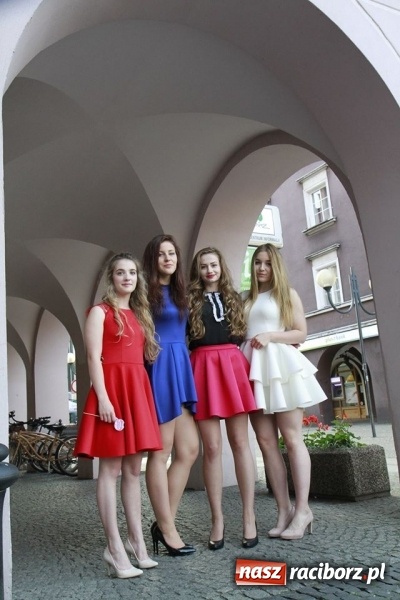 Zdjęcie w galerii na portalu naszraciborz.pl: Trzecioklasiści gimnazjum ZSOMS bawili się na komersie w Raciborskiej wiadomości z regionu