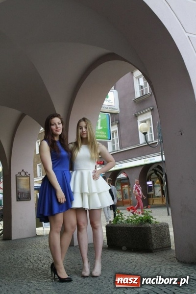 Zdjęcie w galerii na portalu naszraciborz.pl: Trzecioklasiści gimnazjum ZSOMS bawili się na komersie w Raciborskiej wiadomości z regionu