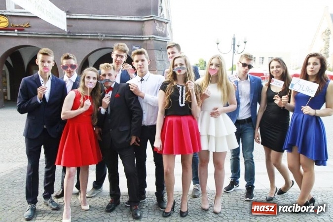 Zdjęcie w galerii na portalu naszraciborz.pl: Trzecioklasiści gimnazjum ZSOMS bawili się na komersie w Raciborskiej wiadomości z regionu