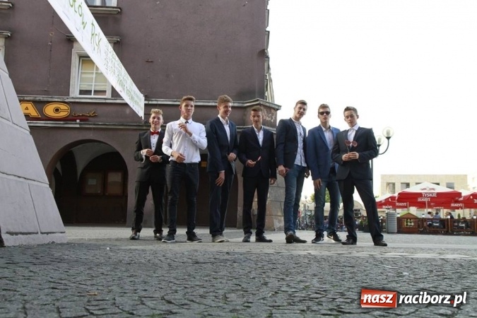 Zdjęcie w galerii na portalu naszraciborz.pl: Trzecioklasiści gimnazjum ZSOMS bawili się na komersie w Raciborskiej wiadomości z regionu