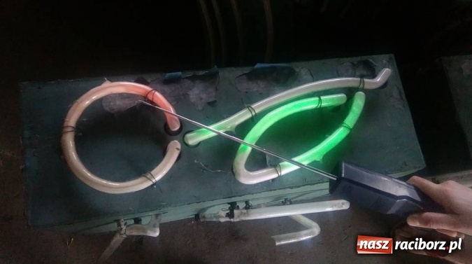 Zdjęcie w galerii na portalu naszraciborz.pl: FRUCTUS z Raciborza powędrował do Muzeum Neon&oacute;w w Warszawie wiadomości z regionu