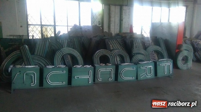 Zdjęcie w galerii na portalu naszraciborz.pl: FRUCTUS z Raciborza powędrował do Muzeum Neon&oacute;w w Warszawie wiadomości z regionu