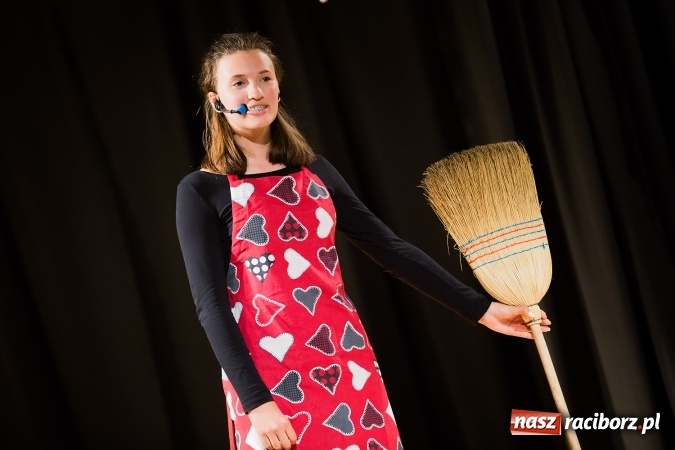 Zdjęcie w galerii na portalu naszraciborz.pl: Alicja w krainie czarów na scenie MDK wiadomości z regionu