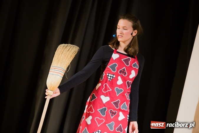 Zdjęcie w galerii na portalu naszraciborz.pl: Alicja w krainie czarów na scenie MDK wiadomości z regionu