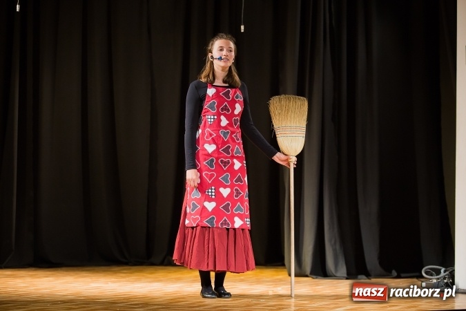 Zdjęcie w galerii na portalu naszraciborz.pl: Alicja w krainie czarów na scenie MDK wiadomości z regionu