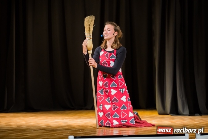 Zdjęcie w galerii na portalu naszraciborz.pl: Alicja w krainie czarów na scenie MDK wiadomości z regionu