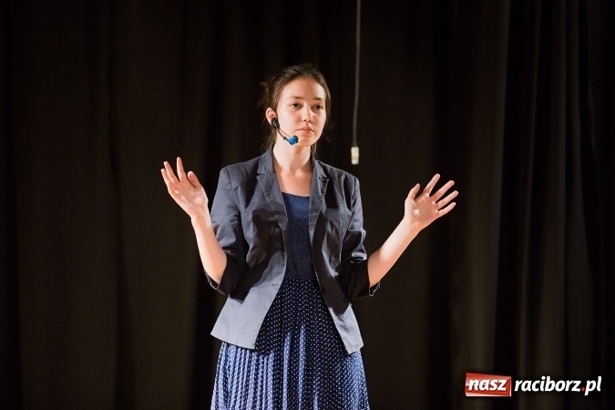 Zdjęcie w galerii na portalu naszraciborz.pl: Alicja w krainie czarów na scenie MDK wiadomości z regionu