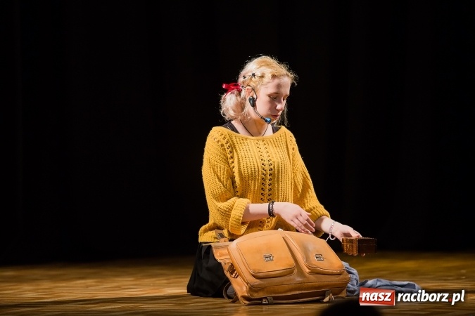 Zdjęcie w galerii na portalu naszraciborz.pl: Alicja w krainie czarów na scenie MDK wiadomości z regionu