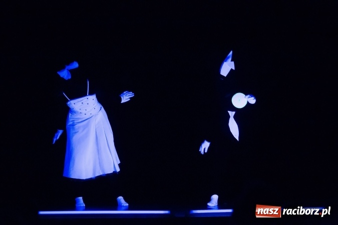 Zdjęcie w galerii na portalu naszraciborz.pl: Alicja w krainie czarów na scenie MDK wiadomości z regionu