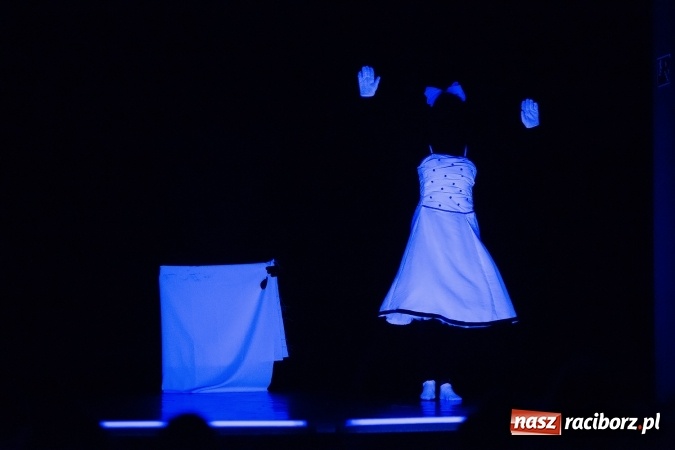 Zdjęcie w galerii na portalu naszraciborz.pl: Alicja w krainie czarów na scenie MDK wiadomości z regionu