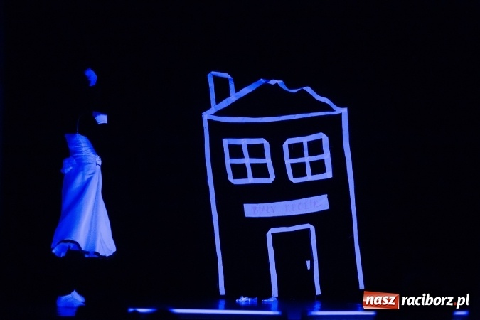 Zdjęcie w galerii na portalu naszraciborz.pl: Alicja w krainie czarów na scenie MDK wiadomości z regionu