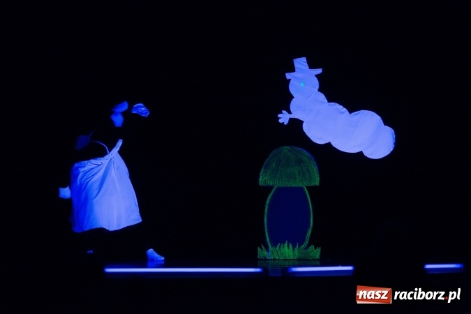 Zdjęcie w galerii na portalu naszraciborz.pl: Alicja w krainie czarów na scenie MDK wiadomości z regionu