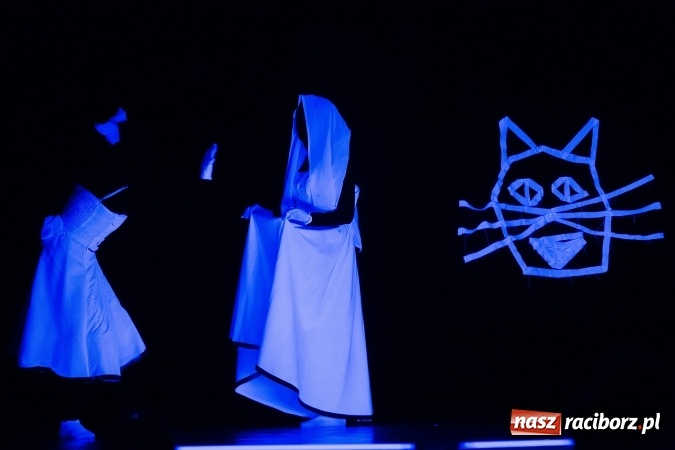 Zdjęcie w galerii na portalu naszraciborz.pl: Alicja w krainie czarów na scenie MDK wiadomości z regionu