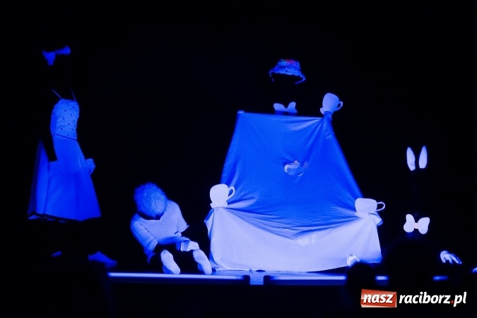 Zdjęcie w galerii na portalu naszraciborz.pl: Alicja w krainie czarów na scenie MDK wiadomości z regionu
