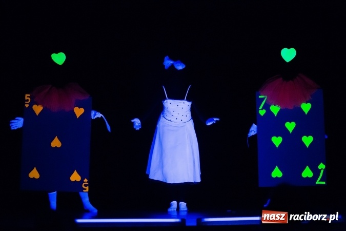 Zdjęcie w galerii na portalu naszraciborz.pl: Alicja w krainie czarów na scenie MDK wiadomości z regionu