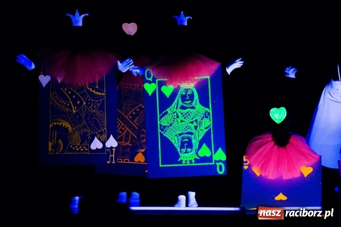 Zdjęcie w galerii na portalu naszraciborz.pl: Alicja w krainie czarów na scenie MDK wiadomości z regionu