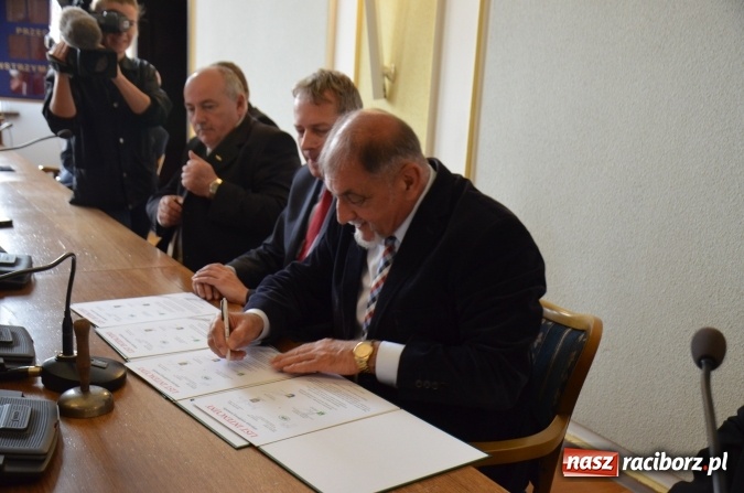 Zdjęcie w galerii na portalu naszraciborz.pl: W Żywcu podpisano porozumienie na rzecz ochrony powietrza wiadomości z regionu