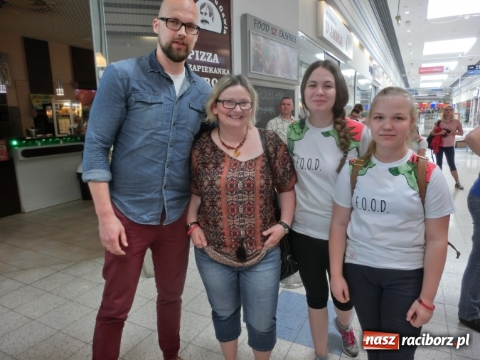 Zdjęcie w galerii na portalu naszraciborz.pl: W całej Polsce nosi się koszulkę projektu Marty Halfar z SP 1 wiadomości z regionu