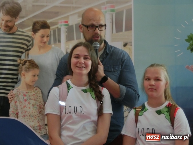 Zdjęcie w galerii na portalu naszraciborz.pl: W całej Polsce nosi się koszulkę projektu Marty Halfar z SP 1 wiadomości z regionu