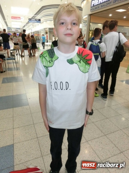 Zdjęcie w galerii na portalu naszraciborz.pl: W całej Polsce nosi się koszulkę projektu Marty Halfar z SP 1 wiadomości z regionu