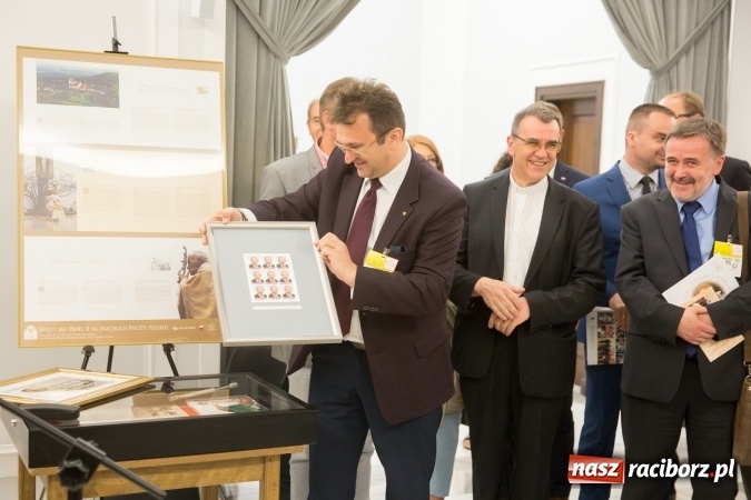 Zdjęcie w galerii na portalu naszraciborz.pl: Wystawa poświęcona św. Janowi Pawłowi II w polskim Sejmie wiadomości z regionu