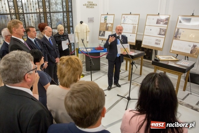 Zdjęcie w galerii na portalu naszraciborz.pl: Wystawa poświęcona św. Janowi Pawłowi II w polskim Sejmie wiadomości z regionu