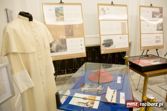 Zdjęcie w galerii na portalu naszraciborz.pl: Wystawa poświęcona św. Janowi Pawłowi II w polskim Sejmie wiadomości z regionu