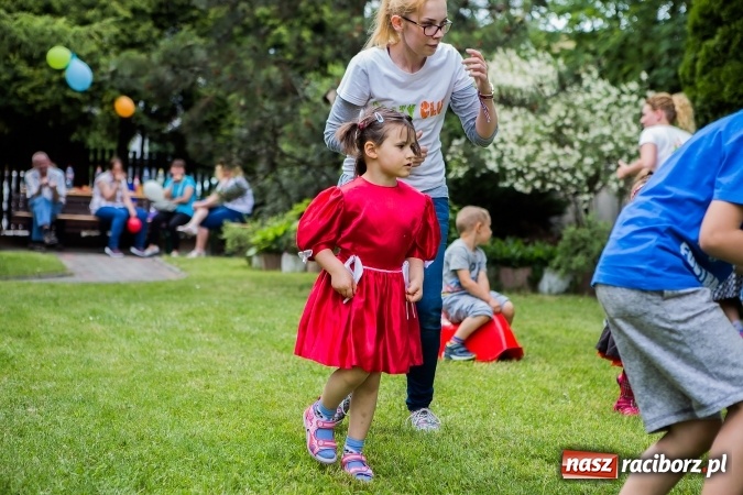 Zdjęcie w galerii na portalu naszraciborz.pl: Piknik rodzinny uczestników projektu Drugiemu Człowiekowi wiadomości z regionu