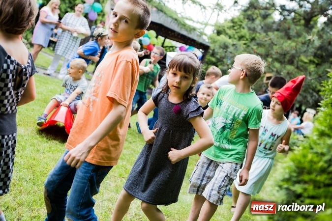 Zdjęcie w galerii na portalu naszraciborz.pl: Piknik rodzinny uczestników projektu Drugiemu Człowiekowi wiadomości z regionu