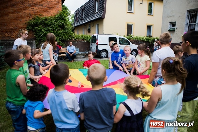Zdjęcie w galerii na portalu naszraciborz.pl: Piknik rodzinny uczestników projektu Drugiemu Człowiekowi wiadomości z regionu