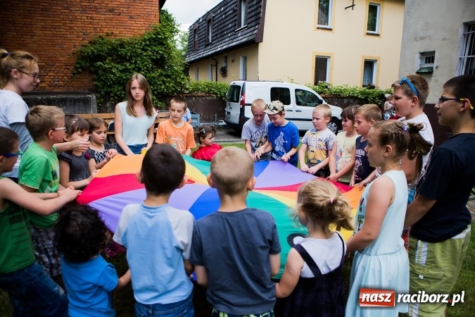Zdjęcie w galerii na portalu naszraciborz.pl: Piknik rodzinny uczestników projektu Drugiemu Człowiekowi wiadomości z regionu