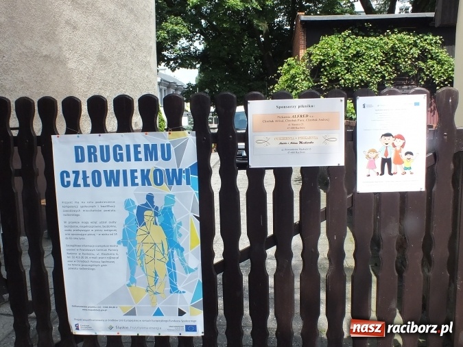 Zdjęcie w galerii na portalu naszraciborz.pl: Piknik rodzinny uczestników projektu Drugiemu Człowiekowi wiadomości z regionu