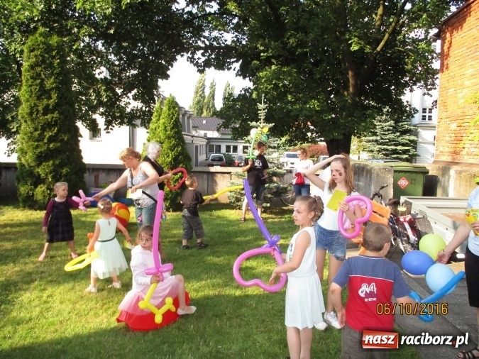 Zdjęcie w galerii na portalu naszraciborz.pl: Piknik rodzinny uczestników projektu Drugiemu Człowiekowi wiadomości z regionu