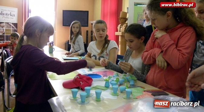 Zdjęcie w galerii na portalu naszraciborz.pl: Ekologiczne cuda z papieru, czyli trzecia EkoPaka w bibliotece  wiadomości z regionu