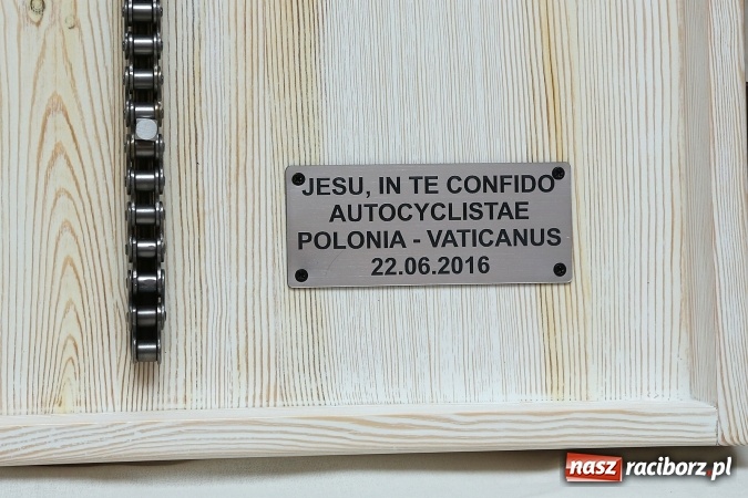 Zdjęcie w galerii na portalu naszraciborz.pl: Krzyż od motocyklistów z Raciborza trafi do papieża Franciszka  wiadomości z regionu