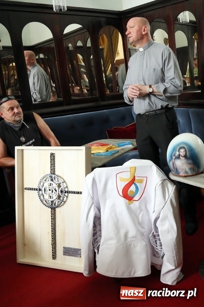Zdjęcie w galerii na portalu naszraciborz.pl: Krzyż od motocyklistów z Raciborza trafi do papieża Franciszka  wiadomości z regionu