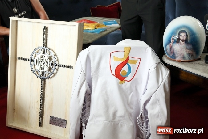 Zdjęcie w galerii na portalu naszraciborz.pl: Krzyż od motocyklistów z Raciborza trafi do papieża Franciszka  wiadomości z regionu