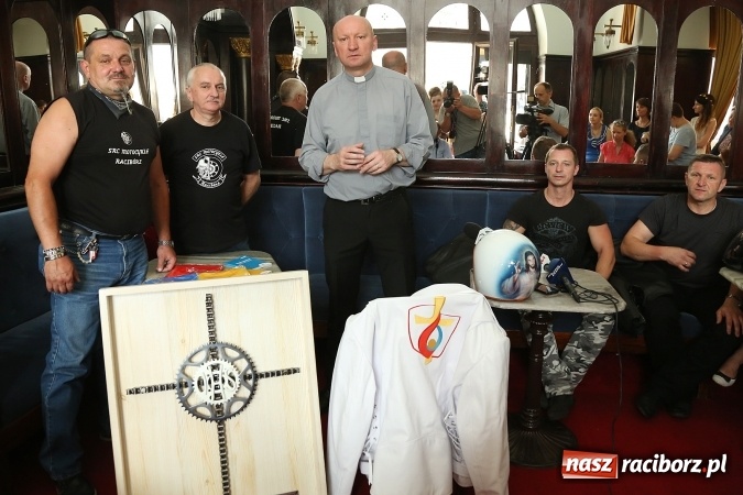 Zdjęcie w galerii na portalu naszraciborz.pl: Krzyż od motocyklistów z Raciborza trafi do papieża Franciszka  wiadomości z regionu