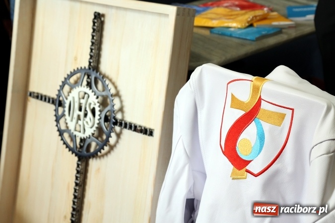 Zdjęcie w galerii na portalu naszraciborz.pl: Krzyż od motocyklistów z Raciborza trafi do papieża Franciszka  wiadomości z regionu