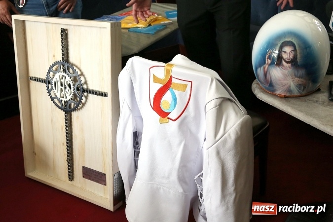 Zdjęcie w galerii na portalu naszraciborz.pl: Krzyż od motocyklistów z Raciborza trafi do papieża Franciszka  wiadomości z regionu