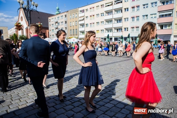 Zdjęcie w galerii na portalu naszraciborz.pl: Absolwenci Gimnazjum nr 2 zatańczyli poloneza na raciborskim rynku wiadomości z regionu