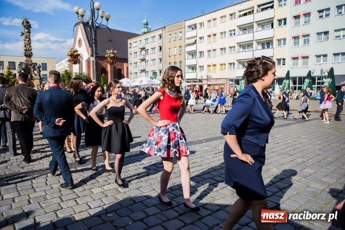 Zdjęcie w galerii na portalu naszraciborz.pl: Absolwenci Gimnazjum nr 2 zatańczyli poloneza na raciborskim rynku wiadomości z regionu
