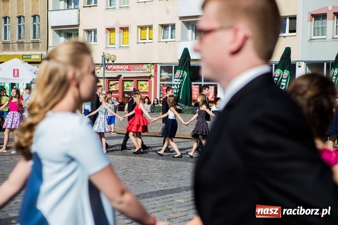 Zdjęcie w galerii na portalu naszraciborz.pl: Absolwenci Gimnazjum nr 2 zatańczyli poloneza na raciborskim rynku wiadomości z regionu