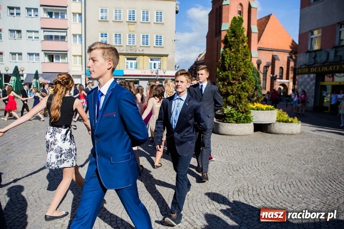 Zdjęcie w galerii na portalu naszraciborz.pl: Absolwenci Gimnazjum nr 2 zatańczyli poloneza na raciborskim rynku wiadomości z regionu