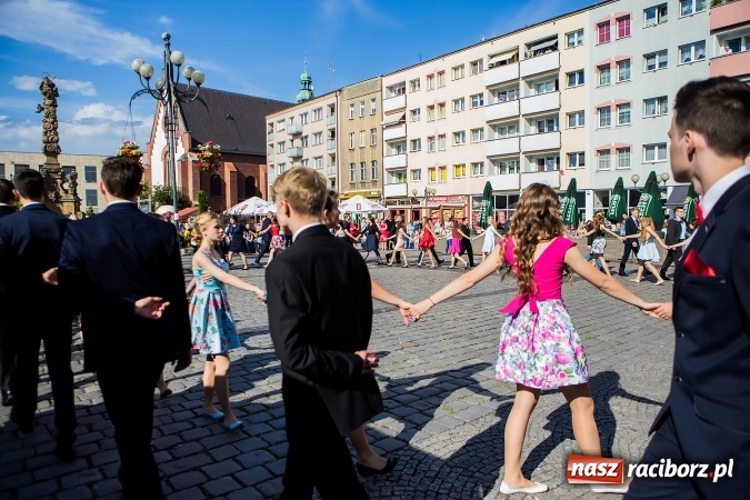 Zdjęcie w galerii na portalu naszraciborz.pl: Absolwenci Gimnazjum nr 2 zatańczyli poloneza na raciborskim rynku wiadomości z regionu