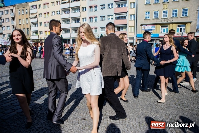Zdjęcie w galerii na portalu naszraciborz.pl: Absolwenci Gimnazjum nr 2 zatańczyli poloneza na raciborskim rynku wiadomości z regionu