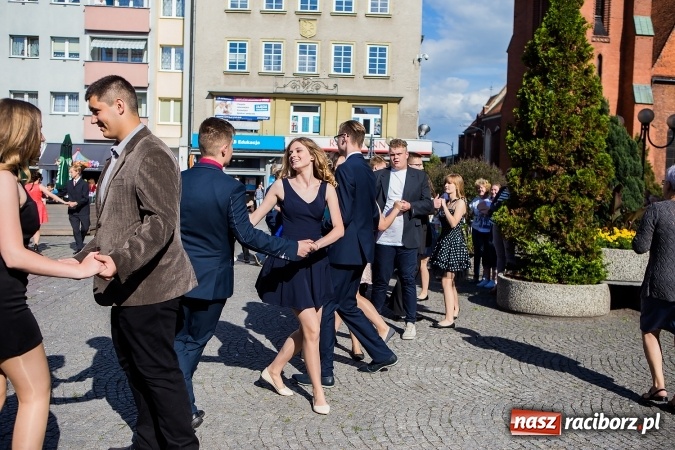 Zdjęcie w galerii na portalu naszraciborz.pl: Absolwenci Gimnazjum nr 2 zatańczyli poloneza na raciborskim rynku wiadomości z regionu