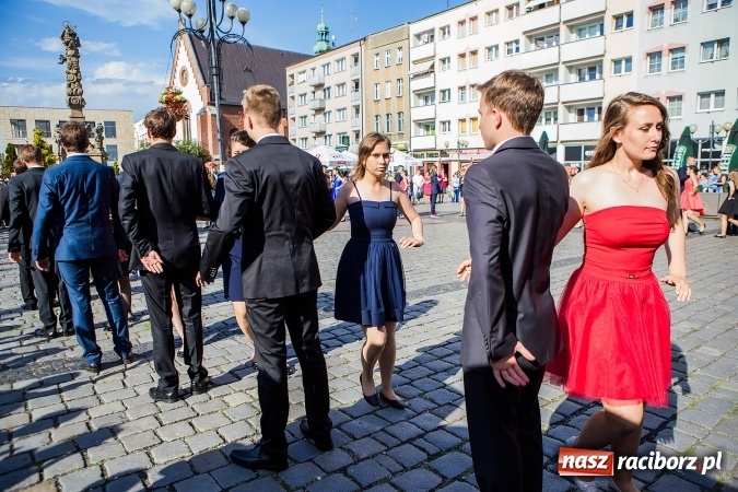 Zdjęcie w galerii na portalu naszraciborz.pl: Absolwenci Gimnazjum nr 2 zatańczyli poloneza na raciborskim rynku wiadomości z regionu